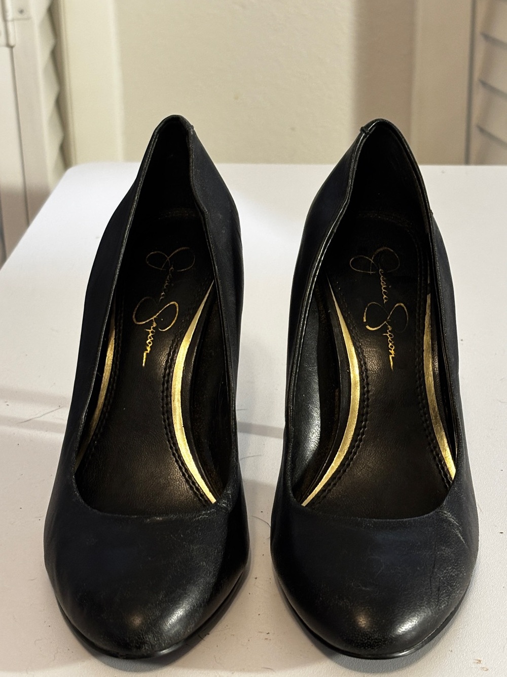 Jessica Simpson Black Leather Round-Toe Pumps